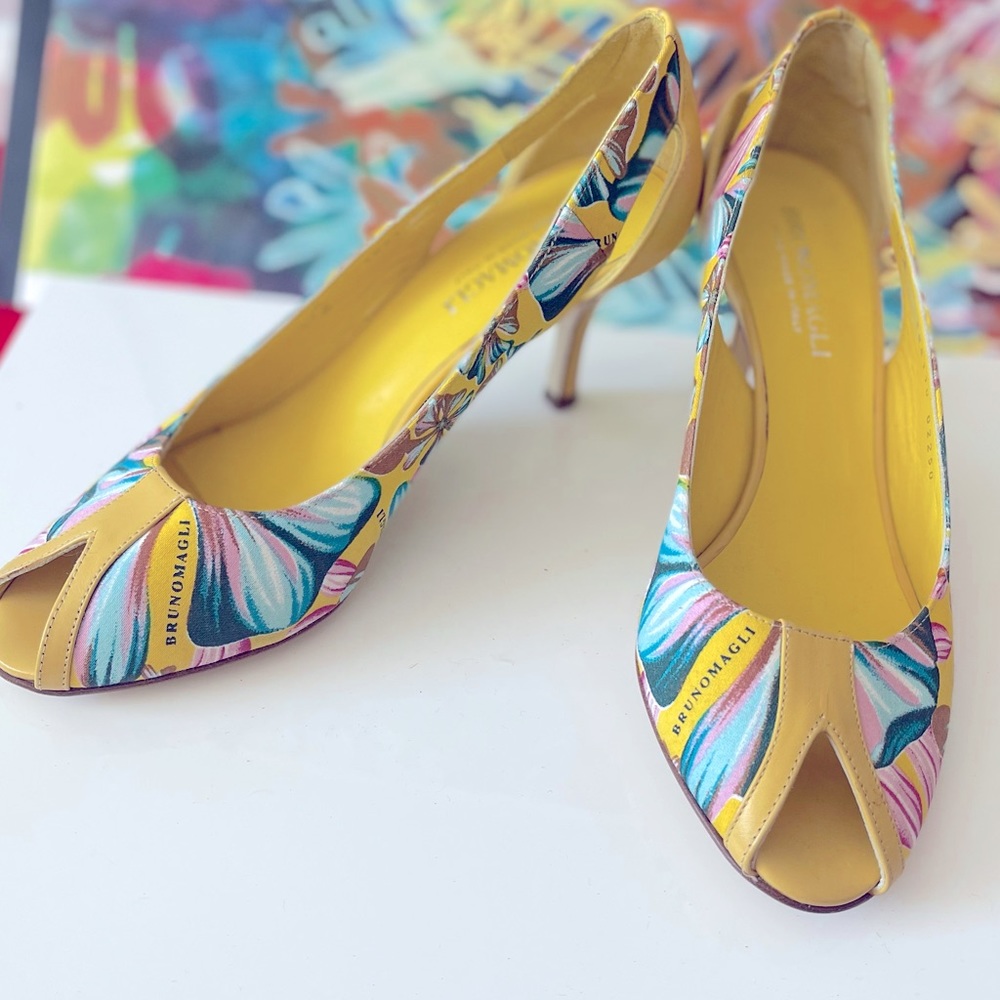 New Bruno Magli summer pumps yellow with floral design